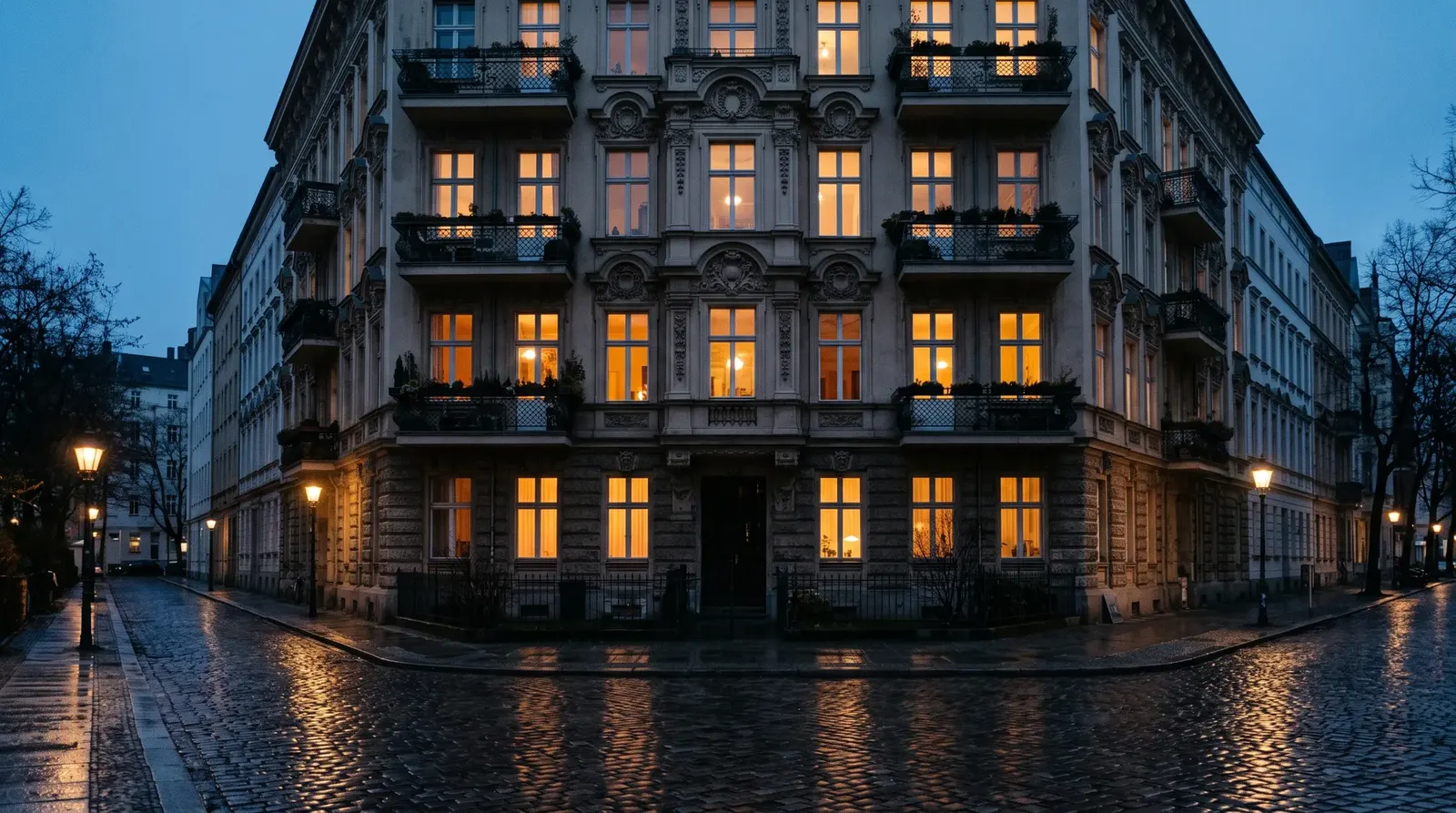 Berliner Altbaufassade zur blauen Stunde
