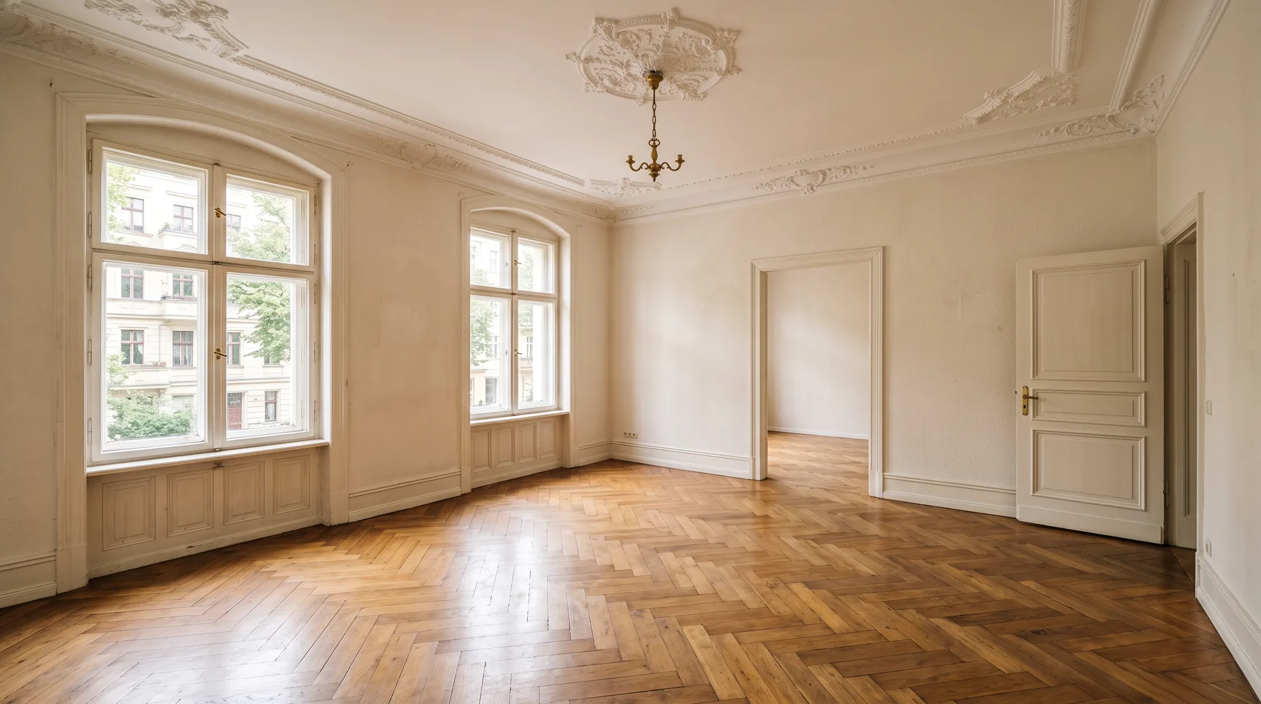 Heller Altbau-Wohnraum mit Stuckdecke und Fischgrätparkett in Berlin